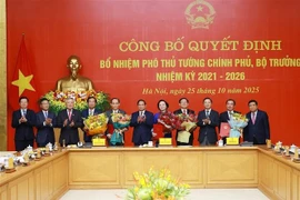 Secretary of the Government Party Committee and Prime Minister Pham Minh Chinh presents the appointment decisions to the new Deputy Prime Ministers and Ministers for the 2021–2026 tenure. (Photo: VNA) 