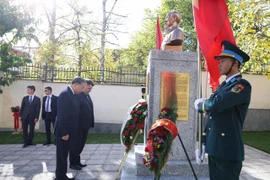 Party General Secretary To Lam pays tribute to President Ho Chi Minh in front of the late leader's statue in the premises of the Vietnamese Embassy in Bulgaria. (Photo: VNA)