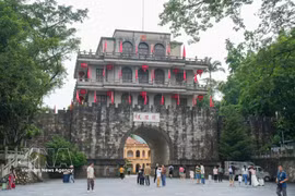 The Huu Nghi Quan gate tower attracts large numbers of visitors from both China and Vietnam. (Photo: VNA)
