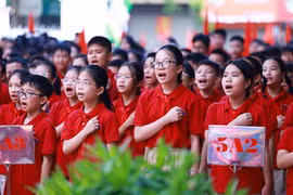 Students sing the national anthem. (Photo: VNA)