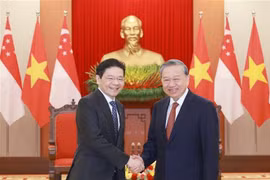 Party General Secretary To Lam (R) receives Singaporean Prime Minister Lawrence Wong in Hanoi on March 26. (Photo: VNA)