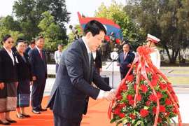 Vietnamese State President Luong Cuong offers flowers in tribute to late Lao President Kaysone Phomvihane. (Photo: VNA)