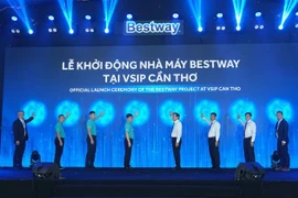 Can Tho leaders and Bestway Group executives perform the symbolic launch ceremony for the new project. (Photo: VNA)