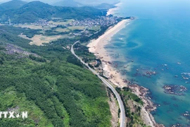 Under the master plan, Vietnam’s coastal road network will span approximately 2,838 km. In the photo: A coastal road in Ha Tinh province. (Photo: VNA)