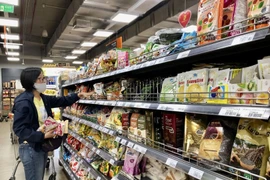 Residents of Ho Chi Minh City shop for essential consumer goods. (Photo: VNA)