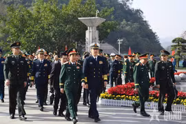 Minister Dong Jun and Minister Phan Van Giang at the Vietnam–China border demarcation line. (Photo: qdnd.vn)