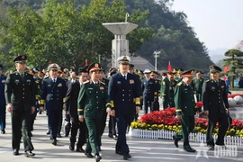 Minister Dong Jun and Minister Phan Van Giang at the Vietnam–China border demarcation line. (Photo: qdnd.vn)