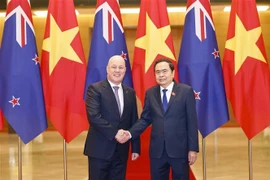 New Zealand Prime Minister Christopher Luxon (L) and National Assembly Chairman Tran Thanh Man pose for a photo. (Photo: VNA)