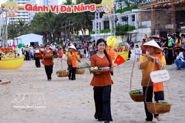More than 70 shoulder-pole vendors recreate the vibrant street food culture of central Vietnam. (Photo: VNA)