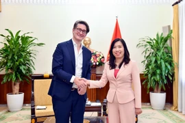 Deputy Foreign Minister Le Thi Thu Hang (right) meets with John Fraher, Senior Executive Editor for Bloomberg News overseeing the Asia–Pacific region. (Photo: Ministry of Foreign Affairs)