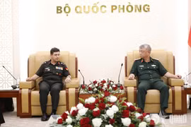 Lieut. Gen. Nguyen Quang Ngoc, Deputy Chief of the General Staff of the Vietnam People’s Army, receives Major General Akaash Johar, Deputy Director General of the International Cooperation Department under India’s Ministry of Defence.