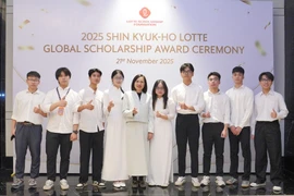 Students awarded the 2025 Lotte Scholarships. (Photo: giaoducthoidai.vn)