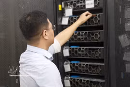 An engineer from the Digital Transformation Centre under the Khanh Hoa provincial Department of Science and Technology carry out equipment maintenance work. (Photo: VNA)