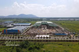 An FDI enterprise invests in factory facilities at Chau Duc Industrial Park, a project spanning approximately 2,290 ha. (Photo: VNA)
