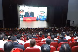 Local residents and the Vietnamese community in Vientiane watch the live broadcast of Vietnam’s 80th National Day parade. (Photo: VNA)