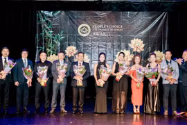 Ken Chau (right), Chairman of the Vietnam Canada Business Association, presents flowers to the organising committee of the Vietnamese Entrepreneurs Awards in Canada 2026 at the event. (Photo: Award organising board)