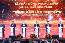 Prime Minister Pham Minh Chinh and delegates launch the "Digital Literacy Movement." (Photo: VNA)
