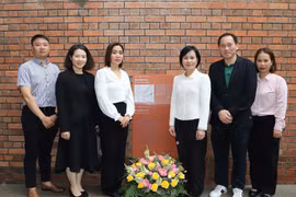 Vietnamese Consul General in Hong Kong and Macau Le Duc Hanh and representatives of Vietnamese agencies in Hong Kong offer flowers in tribute to President Ho Chi Minh at the Tai Kwun heritage site. (Photo: VNA)