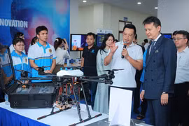 Director General of the World Intellectual Property Organization (WIPO) Daren Tang visits an exhibition of innovative products by students at the Posts and Telecommunications Institute of Technology. (Photo: hanoimoi.vn)
