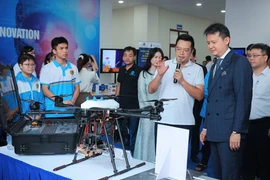 Director General of the World Intellectual Property Organization (WIPO) Daren Tang visits an exhibition of innovative products by students at the Posts and Telecommunications Institute of Technology. (Photo: hanoimoi.vn)
