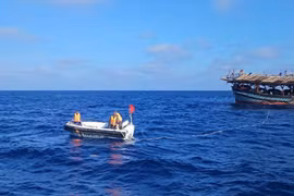 Fisheries surveillance vessel KN475 assists distressed Quang Ngai fishing boat carrying 36 fishermen at sea. (Photo published by VNA)