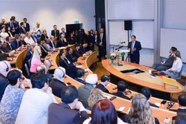 Prime Minister Pham Minh Chinh delivers a policy address at the Stockholm School of Economics as part of his ongoing visit to Sweden. (Photo: VNA)