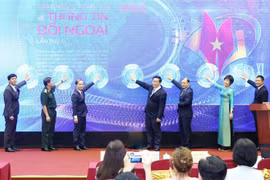 Delegates launch official website for the 11th National Award for External Relations Information. (Photo: VNA)