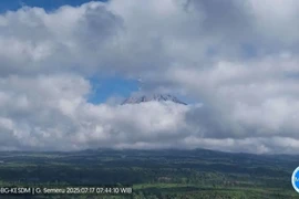 Mount Semeru erupts with a 1,000-meter-high column of volcanic ash from the Mahameru peak, July 17, 2025. (Photo: Antara)
