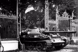 The Liberation Army tanks breaks the gate of the Doc Lap Palace, April 30, 1975. The Vietnamese Revolution successfully achieves its goal of liberating the South and reunifying the country. (Photo: VNA)