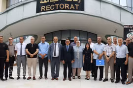 Vietnamese Ambassador to Algeria Tran Quoc Khanh (seventh from left) poses for a group photo with the leaders and staff of the University of Skikda. (Photo: VNA)