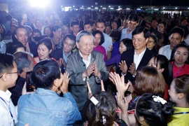 Party General Secretary To Lam with residents of Thuong Cat ward, Hanoi. (Photo: VNA)