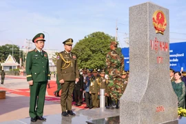 General Phan Van Giang, Vietnam’s Minister of National Defence, and General Tea Seiha, Deputy Prime Minister and Minister of National Defence of Cambodia, at Border Marker 171 at Bavet International Border Gate (Cambodia). (Photo: VNA)