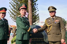 General Phan Van Giang, Vietnam’s Minister of National Defence, and General Tea Seiha, Deputy Prime Minister and Minister of National Defence of Cambodia, pose for a commemorative photo at the friendship tree-planting area at Bavet International Border Gate. (Photo: VNA)