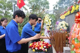 Quang Ngai residents offer incense in commemoration of the victims of Son My massacre. (PhotoL: VNA)