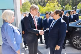 Prime Minister Pham Minh Chinh (R) visits Uppsala University. (Photo: VNA)