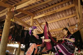 Local residents continue to preserve their traditional ethnic costumes and still craft these garments by hand. (Photo: baotintuc.vn)