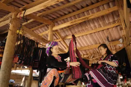 Local residents continue to preserve their traditional ethnic costumes and still craft these garments by hand. (Photo: baotintuc.vn)