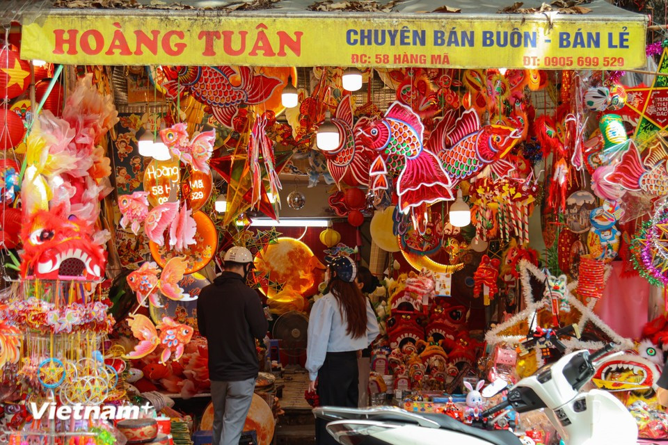 Hang Ma street is lit up with lanterns, attracting a large number of visitors. (Photo: VietnamPlus)