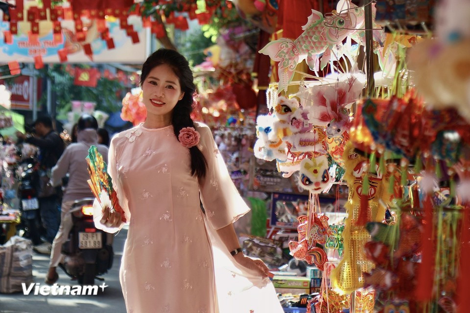 Hang Ma street during the Mid-Autumn Festival is always a popular spot for young people to check in and take photos. (Photo: VietnamPlus)