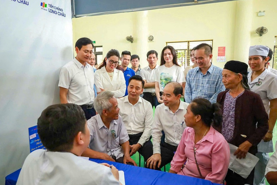 The Secretary of the commune Party Committee also states that the 2025 National Health Care Journey is a meaningful initiative, aiming to provide comprehensive health care for all commune residents. The programme not only delivers essential medical services but also helps raise community awareness about proactive health management, disease prevention, and improvement of the living environment. (Photo: VietnamPlus)