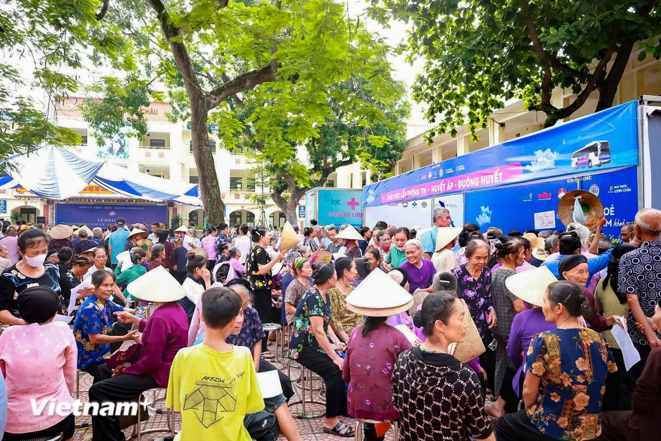 Thousands of elderly residents of Hanoi’s Minh Chau commune eagerly attend free health check-ups and consultations at Minh Chau Primary School on July 19 morning. (Photo: VietnamPlus)