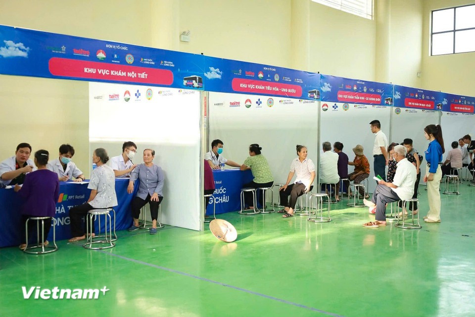 From July 19 to September, more than 6,600 local residents will receive free health examinations and drugs. Minh Chau is also the first locality in the country to implement health check-ups for its entire population following the launch of a two-tier local administration model on July 1. (Photo: VietnamPlus)