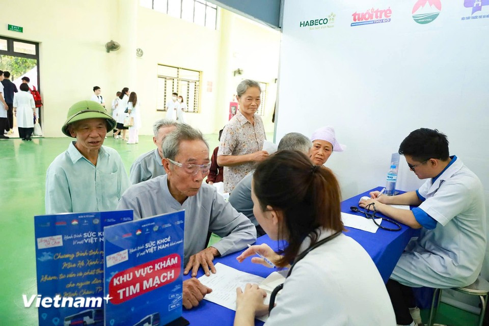 The first phase of the programme brings together more than 60 doctors, nurses, and technicians from leading hospitals including the Military Hospital 105, the National Hospital of Endocrinology, the National Lung Hospital, the Bach Mai Hospital, the Hospital 19-8 under the Ministry of Public Security, the Vietnam National Cancer Hospital, the E Hospital, the National Hospital of Traditional Medicine, and the Ba Vi General Hospital. (Photo: VietnamPlus)
