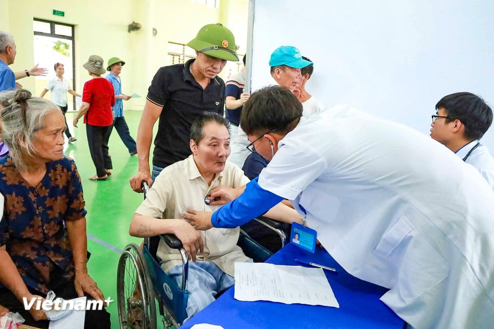 A large number of residents arrive early to receive free consultations, check-ups, and medicine. Despite having to wait in line, everyone is in good mood, as this is a rare opportunity to access structured medical services right in their local area. (Photo: VietnamPlus)