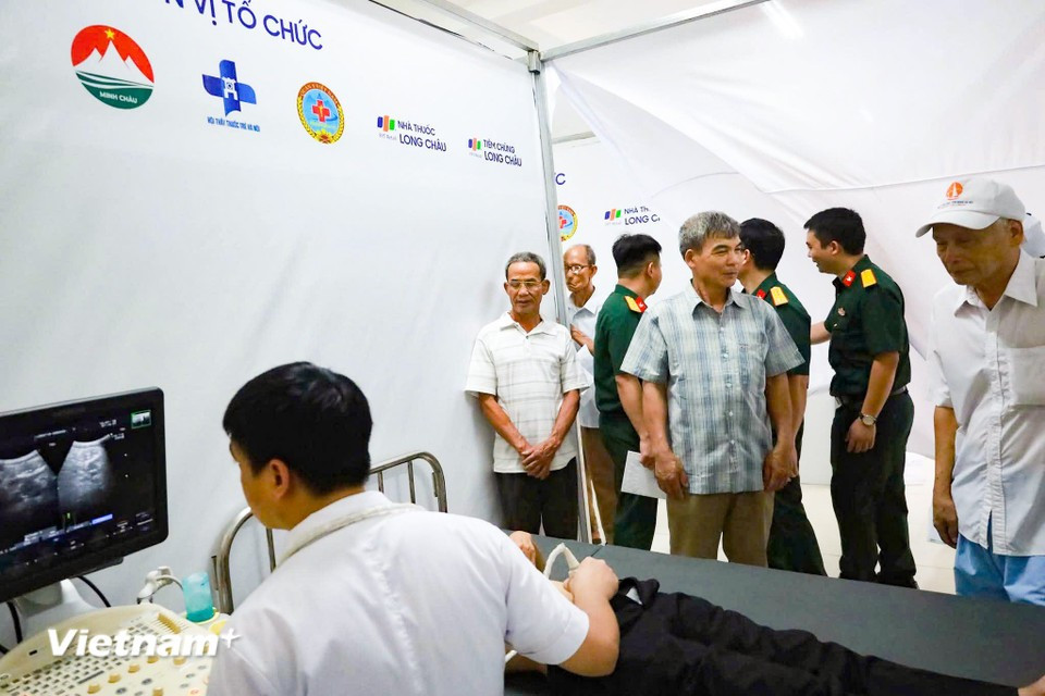 A local resident receives an abdominal ultrasound performed by a doctor. (Photo: VietnamPlus)