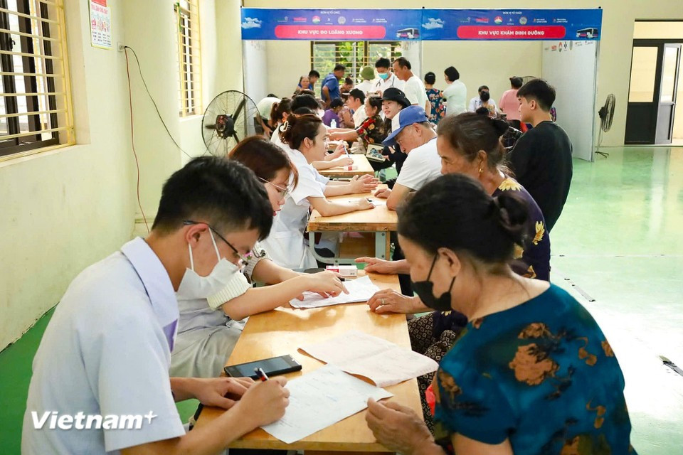 This activity is part of the “National Health Care Journey 2025” programme, jointly organised by the communal Party Committee and People's Committee, the Vietnam Young Physicians Association, central-level hospitals, and other partner organisations. The programme is designed to concretise the Party General Secretary To Lam’s direction on holding annual health check-ups for all citizens—a breakthrough initiative in public health care in the new era. (Photo: VietnamPlus)