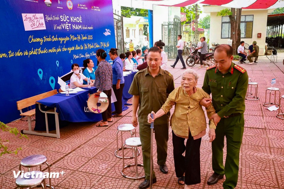 Doctors and forces involved in the programme provide residents with attentive and thoughtful care during their medical check-ups. (Photo: VietnamPlus)