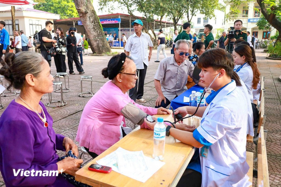 According to the plan, all local residents will receive health check-ups in five phases. The first phase, held on July 19, serves approximately 1,200 priority individuals, including the elderly, policy beneficiaries, and poor households. Phases 2-5 will take place during August and September, organised in different residential areas to ensure convenience for local people. (Photo: VietnamPlus)