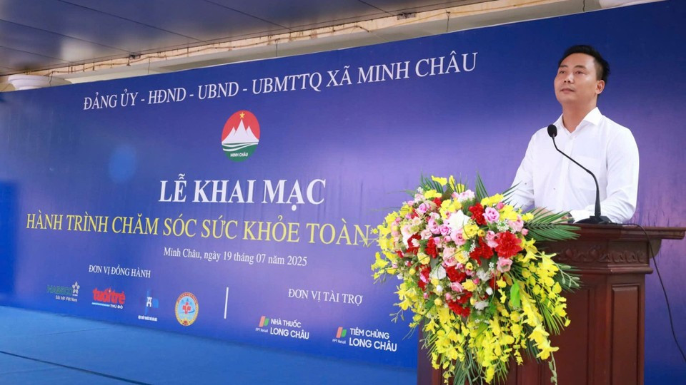 At the opening ceremony, Nguyen Duc Tien, Secretary of the Party Committee and Chairman of the People’s Council of Minh Chau commune, emphasises the significant meaning of the programme in the context of the nationwide implementation of the two-tier local administration model, and towards the upcoming national holidays, such as the 78th War Invalids and Martyrs Day (July 27), the 80th anniversary of the August Revolution (August 19) and the National Day (September 2). (Photo: VietnamPlus)