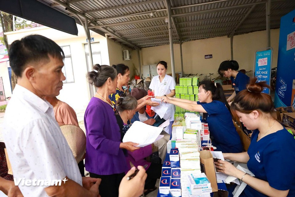 In addition to medical examinations, residents also receive free medicine. All consultation results and health records are stored in the commune’s Citizen Health Monitoring System to support preventive care and regular health management for each individual. (Photo: VietnamPlus)